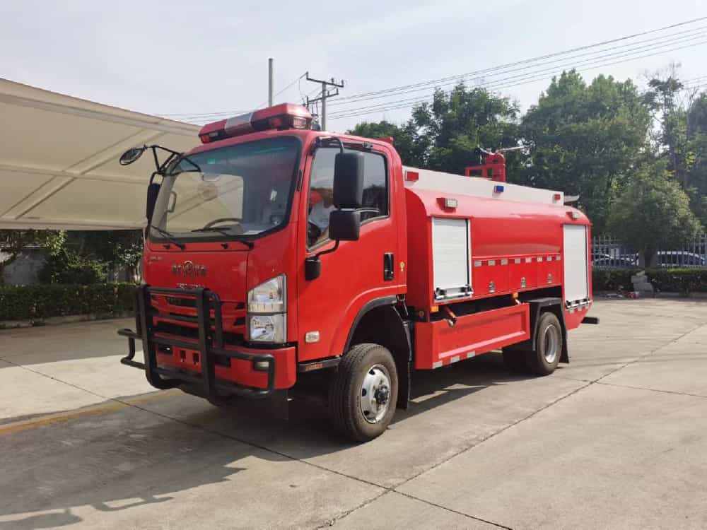 慶鈴四驅(qū)4噸水罐消防車